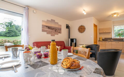 Gîte des Perdrix: Aliments, Table, Meubles, Vaisselle, Propriété, Chaise, Fenêtre, Plante, Orange, Bois