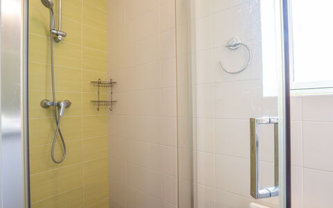 Gîte des Perdrix: Propriété, Luminaire Plomberie, Salle De Bains, Design Intérieur, Douche, Sol, Mur, Tete De Douche, Bar De Douche
