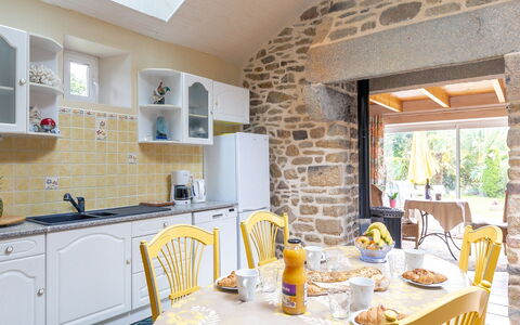 Les Bambous: Cabinetry, Comptoir, Meubles, Propriété, Évier, Table, Evier, Chaise, Vaisselle, Robinet