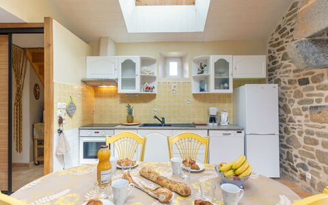 Les Bambous: Aliments, Comptoir, Cabinetry, Propriété, Meubles, Table, Vaisselle, Cuisine, Éclairage, Design Intérieur