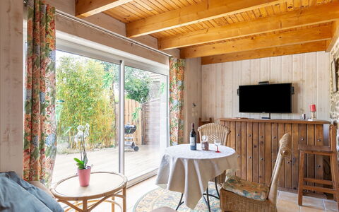 Les Bambous: Propriété, Table, Bois, Design Intérieur, Chaise, Chalet, Sol, Salon, Ombre, Sol