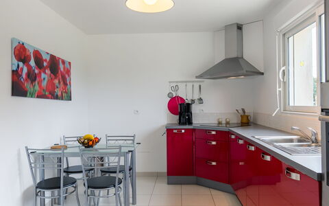 Va Zi Bihan: Cabinetry, Meubles, Propriété, Évier, Table, Comptoir, Robinet, Design Intérieur, Chaise, Éclairage