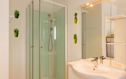 Va Zi Bihan: Miroir, Luminaire Plomberie, Propriété, Robinet, Évier, Salle De Bains, Porte De Douche, Tete De Douche, Bâtiment