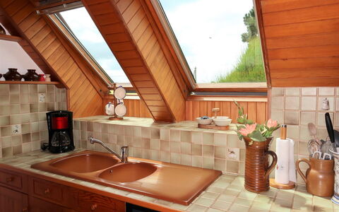Ty Coz: Marron, Comptoir, Cabinetry, Evier, Évier, Robinet, Bâtiment, Propriété, Plante, Luminaire Plomberie