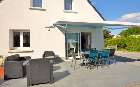 Melflo: Bâtiment, Ciel, Fenêtre, Propriété, Plante, Meubles, Ombre, Nuage, Chaise, Table