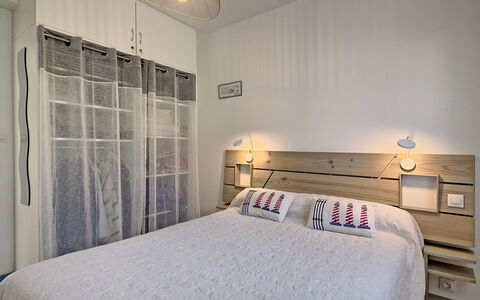 Melflo: Meubles, Bâtiment, Confort, Cadre De Lit, Bois, Éclairage, Design Intérieur, Cabinetry, Lampe, Lit
