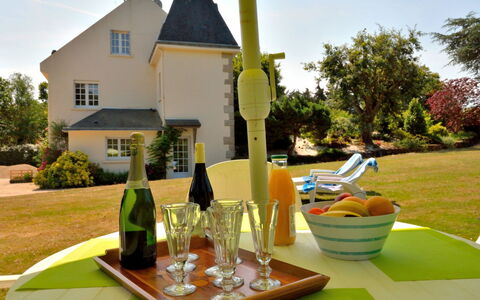 Prad Nomad: Plante, Ciel, Table, Propriété, Bâtiment, Vaisselle, Bouteille, Fenêtre, Arbre, Maison