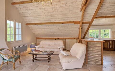 Prad Nomad: Meubles, Propriété, Fenêtre, Bâtiment, Table, Bois, Canapé, Ombre, Sol, Design Intérieur