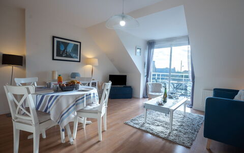 Marjolaine: Table, Meubles, Propriété, Cadre, Bois, Fenêtre, Éclairage, Design Intérieur, Architecture
