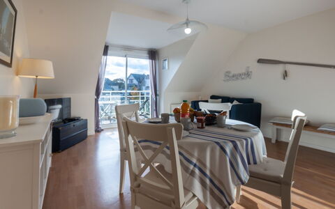 Marjolaine: Meubles, Table, Propriété, Chaise, Cabinetry, Éclairage, Bois, Design Intérieur, Table Cuisine Et Salle A Manger, Sol