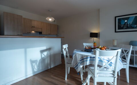 Marjolaine: Meubles, Cadre, Bois, Table, Cabinetry, Cuisine, Sol, Bâtiment, Sol
