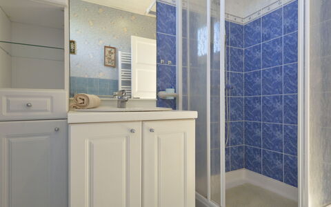 La Corvette: Miroir, Propriété, Armoire De Toilette, Évier, Salle De Bains, Luminaire Plomberie, Cabinetry, Robinet, Design Intérieur