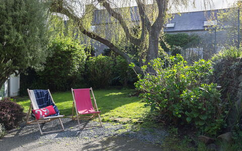 Keranna: Nuage, Ciel, Propriété, Bâtiment, Arbre, Bois, Chaise, Design Urbain, Mobilier De Jardin, Table