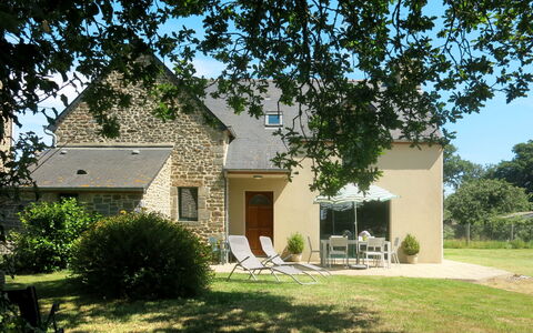 Le Petit Maître: Plante, Ciel, Bâtiment, Fenêtre, Arbre, Porte, Maison, Ombre, Lot Terre, Herbe