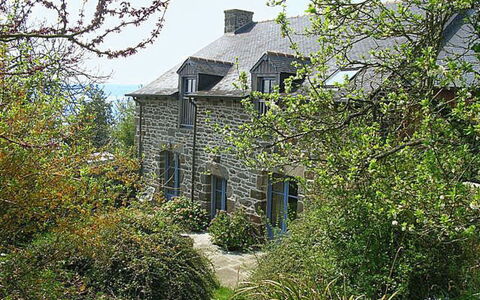 Bella Vista: Végétation, Fenêtre, Propriété, Maison, Feuille, Bâtiment, Arbuste, Immobilier, Zone Résidentielle