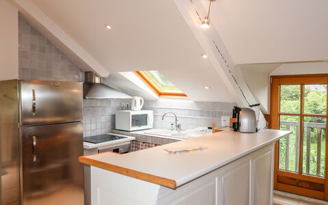 Bella Vista: Cabinetry, Comptoir, Appareil De Cuisine, Cuisine, Cuisinière, Électroménager, Bois, Bâtiment, Éclairage, Gaz Poele