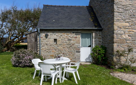 Ty Coz Ar Mor: Nuage, Ciel, Propriété, Bâtiment, Arbre, Bois, Chaise, Design Urbain, Mobilier De Jardin, Table