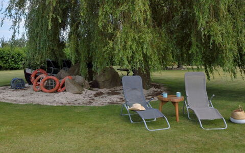 La Roseraie: Plante, Meubles, Chaise, Lot Terre, Arbre, Herbe, Ombre, Mobilier De Jardin, Accoudoir, Paysage