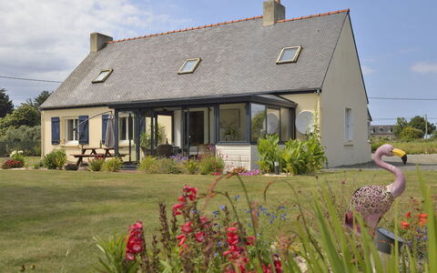 La Roseraie: Plante, Ciel, Propriété, Fenêtre, Fleur, Bâtiment, Nuage, Maison, Lot Terre