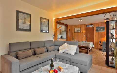La Roseraie: Canapé, Meubles, Propriété, Cadre, Table, Salon, Design Intérieur, Canapé-Lit, Sol, Mur