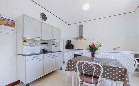 Ty Maï Pi: Design Intérieur, Sol, Meubles, Cuisine, Sol, Appareil De Cuisine, Principaux Appliance, Plafond, Éclairage, Pièce