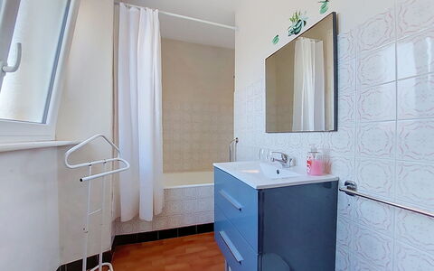 Ty Maï Pi: Sol, Sol, Design Intérieur, Luminaire Plomberie, Tuile, Salle De Bains, Plomberie, Pièce, Plafond, Robinet