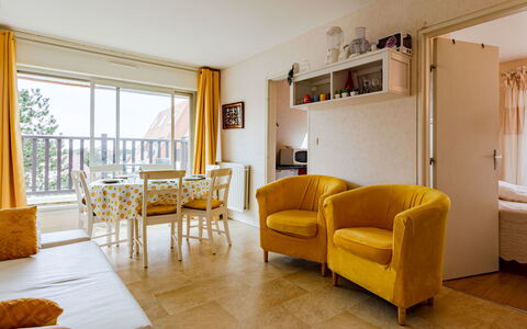 Bel Cabourg: Plante, Meubles, Bâtiment, Propriété, Table, Chaise, Ombre, Fenêtre, Design Intérieur, Éclairage