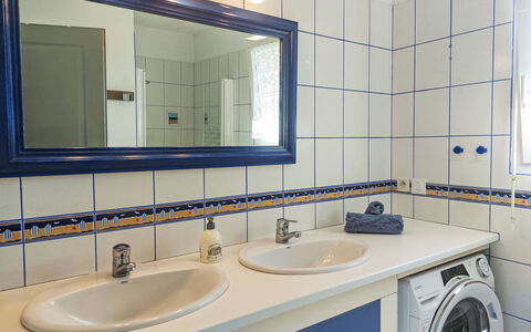 De la Plage: Lavabo, Luminaire Plomberie, Salle De Bains, Design Intérieur, Sol, Évier, Robinet, Miroir, Sol, Plomberie