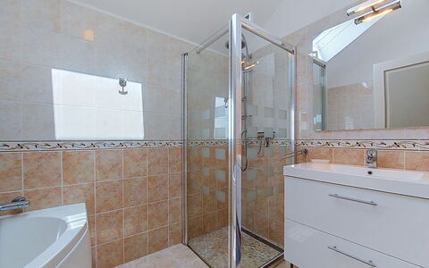 Le Sémaphore: Luminaire Plomberie, Salle De Bains, Sol, Design Intérieur, Évier, Sol, Robinet, Lavabo, Plomberie, Miroir