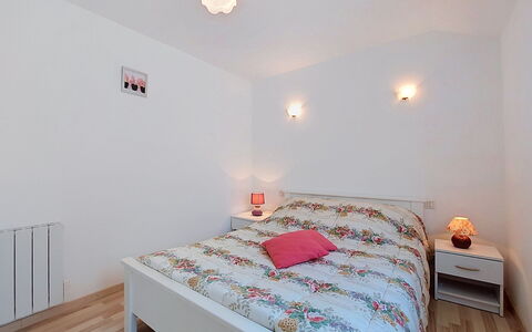 Le Sémaphore: Lit, Chambre, Design Intérieur, Meubles, Drap De Lit, Plafond, Bois, Literie, Pièce, Sol