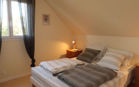 Penn Ar Bed: Chambre, Lit, Meubles, Pièce, Propriété, Cadre De Lit, Sol, Drap De Lit, Matelas, Literie