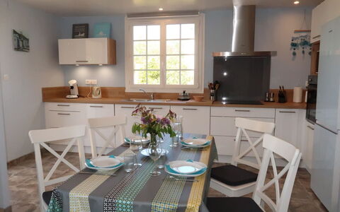 Penn Ar Bed: Pièce, Meubles, Propriété, Bâtiment, Design Intérieur, Cuisine, Salle À Manger, Table, Sol, Maison