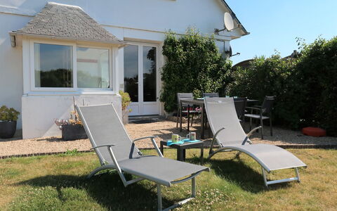 Penn Ar Bed: Plante, Bâtiment, Fenêtre, Meubles, Ombre, Mobilier De Jardin, Maison, Lot Terre, Ciel, Arbre