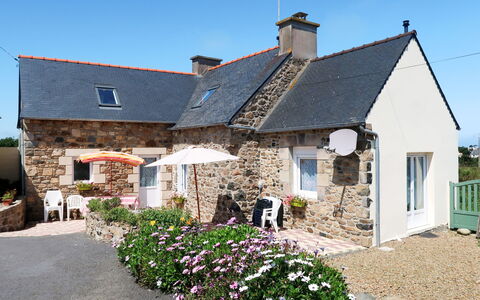 Chez Yvonne: Plante, Ciel, Propriété, Fenêtre, Fleur, Bâtiment, Maison, Lot Terre, Chalet, Arbuste