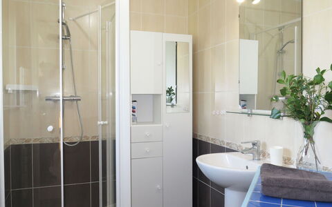 Chez Yvonne: Salle De Bains, Pièce, Propriété, Tuile, Luminaire Plomberie, Porte De Douche, Porte, Design Intérieur, Immobilier, Robinet
