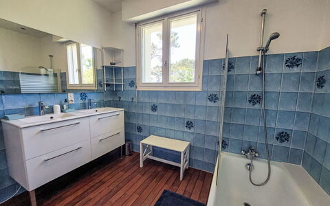 Les Courlis: Bleu, Sol, Sol, Luminaire Plomberie, Tuile, Design Intérieur, Plomberie, Composite, Salle De Bains, Robinet