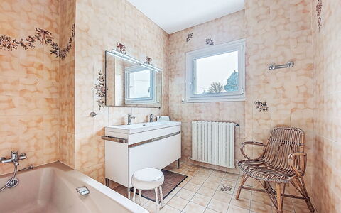 La Rotonde: Sol, Luminaire Plomberie, Mur, Sol, Salle De Bains, Design Intérieur, Plomberie, Robinet, Tuile, Baignoire