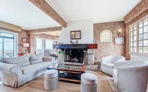 La Rotonde: Meubles, Design Intérieur, Mur, Sol, Sol, Bois, Plafond, Canapé, Pièce, Salon