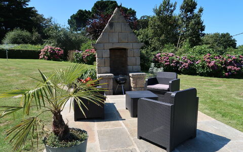 La Rotonde: Plante, Ciel, Propriété, Pot De Fleur, Arbre, Bâtiment, Plante D'Appartement, Végétation, Lot Terre, Herbe