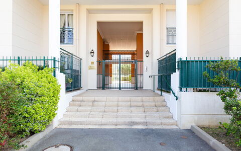 Cabourg 132: Plante, Bâtiment, Porte, Zone Résidentielle, Immobilier, Escaliers, Herbe, Sol, Façade
