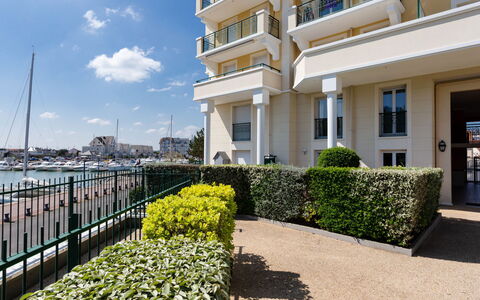 Cabourg 132: Plante, Bâtiment, Ciel, Jour, Propriété, Nuage, Fenêtre, Fleur, Design Urbain, Quartier