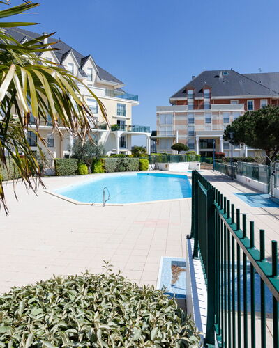 Cabourg 132: L'Eau, Ciel, Propriété, Bâtiment, Plante, Bleu Azur, Arbre, Architecture, Ombre, Piscine
