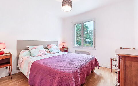 Kerguntuil: Lit, Meubles, Design Intérieur, Chambre, Literie, Drap De Lit, Sol, Pièce, Sol, Linge