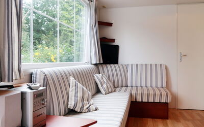 Cottage Super Mercure (Qum300) 603.1: Propriété, Meubles, Canapé, Fenêtre, Confort, Bois, Design Intérieur, Ombre, Rectangle, Salon