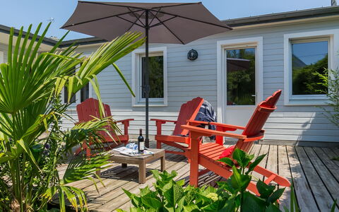 Gîte au Jardin: Plante, Meubles, Propriété, Bâtiment, Fenêtre, Chaise, Ombre, Mobilier De Jardin, Ciel, Lot Terre