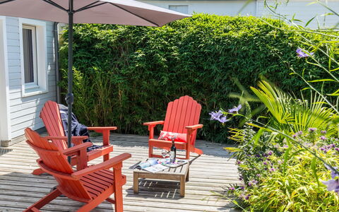 Gîte au Jardin: Plante, Meubles, Propriété, La Nature, Botanique, Mobilier De Jardin, Chaise, Herbe, Ombre, Fenêtre