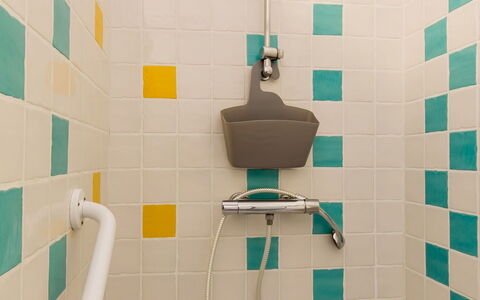 Gîte au Jardin: Propriété, Luminaire Plomberie, Produit, Bleu Azur, Violet, Bâtiment, Textile, Rectangle, Design Intérieur, Salle De Bains