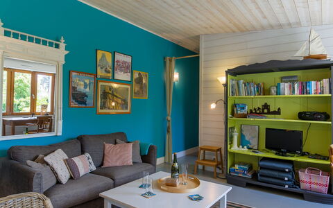 Gîte au Jardin: Meubles, Canapé, Table, Bleu Azur, Cadre, Salon, Étagère, Sol, Canapé-Lit, Mur