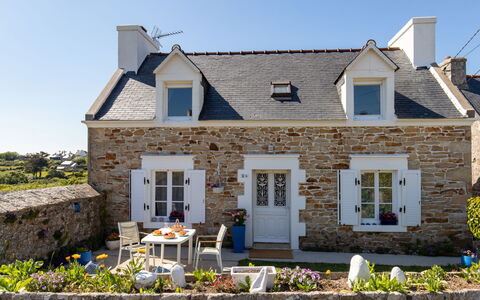 Les Hortensias: Plante, Ciel, Bâtiment, Fenêtre, Propriété, Maison, Porte, Chalet, Herbe, Zone Résidentielle
