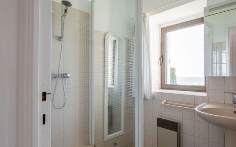 Les Romarins: Design Intérieur, Mur, Salle De Bains, Sol, Sol, Luminaire Plomberie, Plafond, Lavabo, Pièce, Plomberie